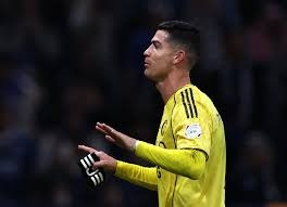 拿来吧你！柏林赫塔球员一把抢过对手教练给球员的战术小纸条